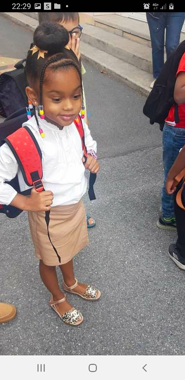 Shayana participe au concours pour gagner de l'argent avec cette photo : bag, event, fashion_accessory, footwear, fun, hairstyle, happy, human_leg, jewellery, luggage_and_bags, pedestrian, person, sandal, school_uniform, shoe, shorts, smile, sneakers, thigh, toddler