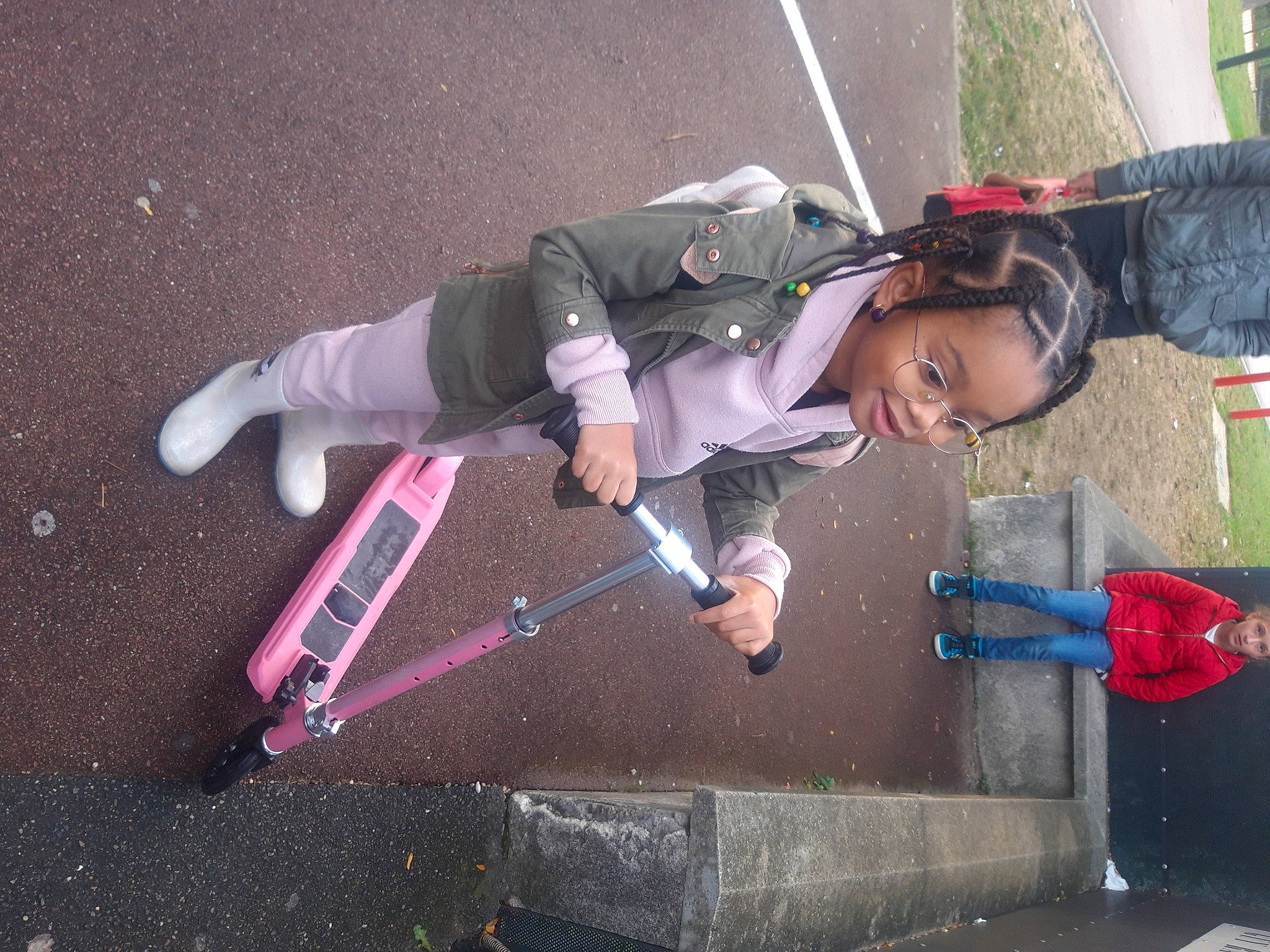 Shayana a rejoint le concours — aidez-le/la à gagner de superbes lots ! asphalt, concrete, cool, fun, headwear, joy, leisure, longboard, outdoor_shoe, person, plant, recreation, road_surface, shoe, sidewalk, skateboard, skateboard_truck, skateboarder, skateboarding_equipment, sneakers