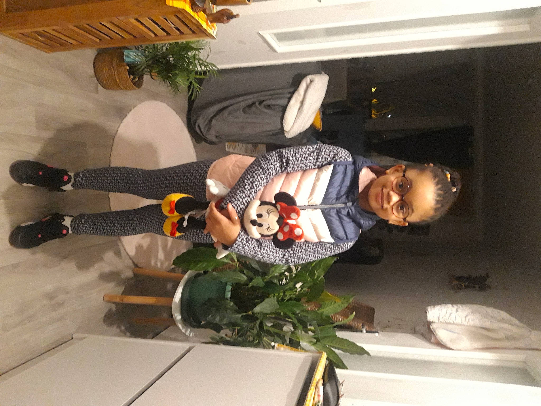 Shayana a rejoint le concours — aidez-le/la à gagner de superbes lots ! event, fun, hat, houseplant, joy, person, plant, room