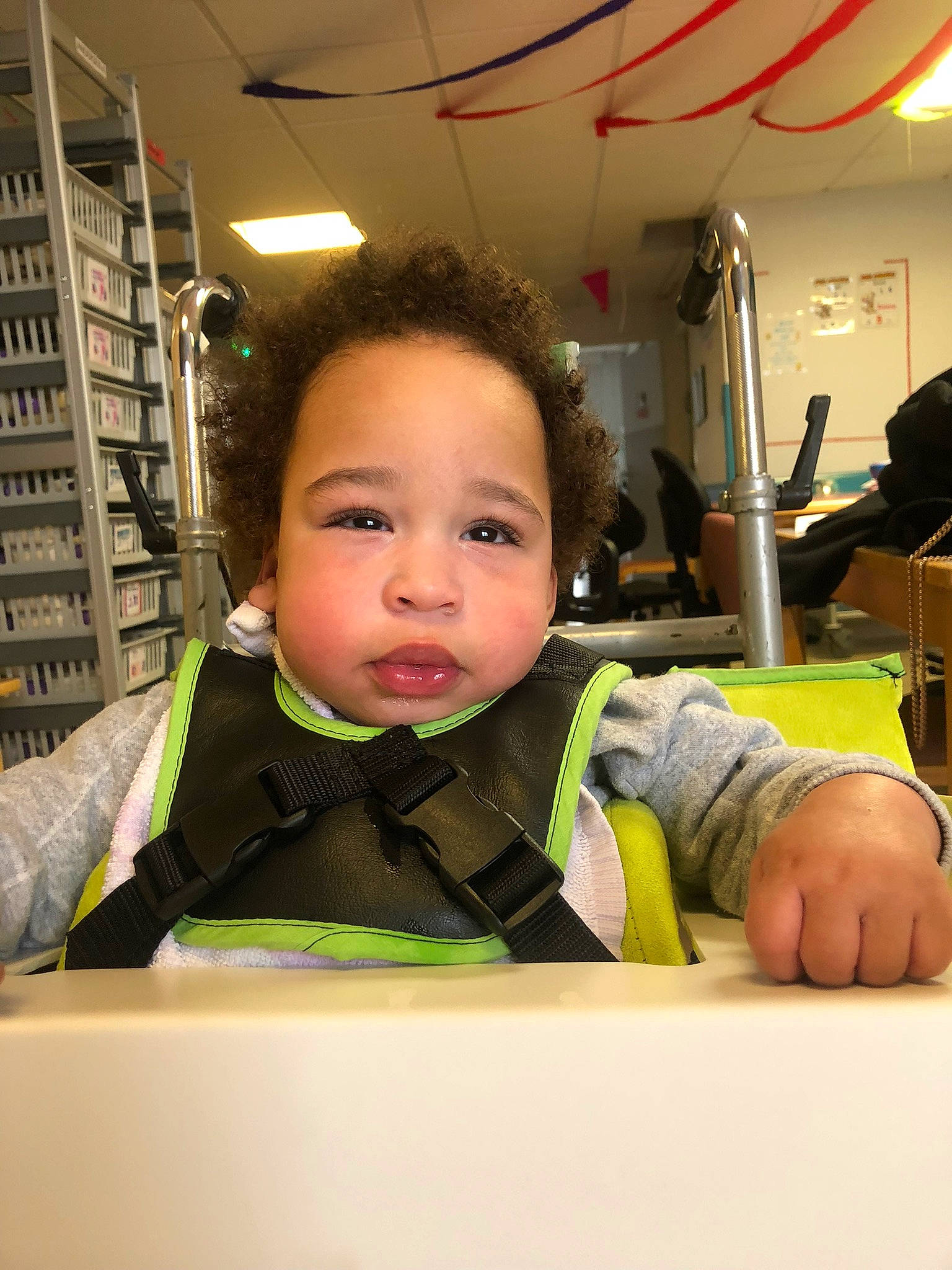 Cheick Et Alassane participe au concours pour gagner de l'argent avec cette photo : baby, baby_toddler_clothing, chair, cheek, child, flooring, fun, happy, hearing, person, product, room, shelf, sitting, sleeve, toddler