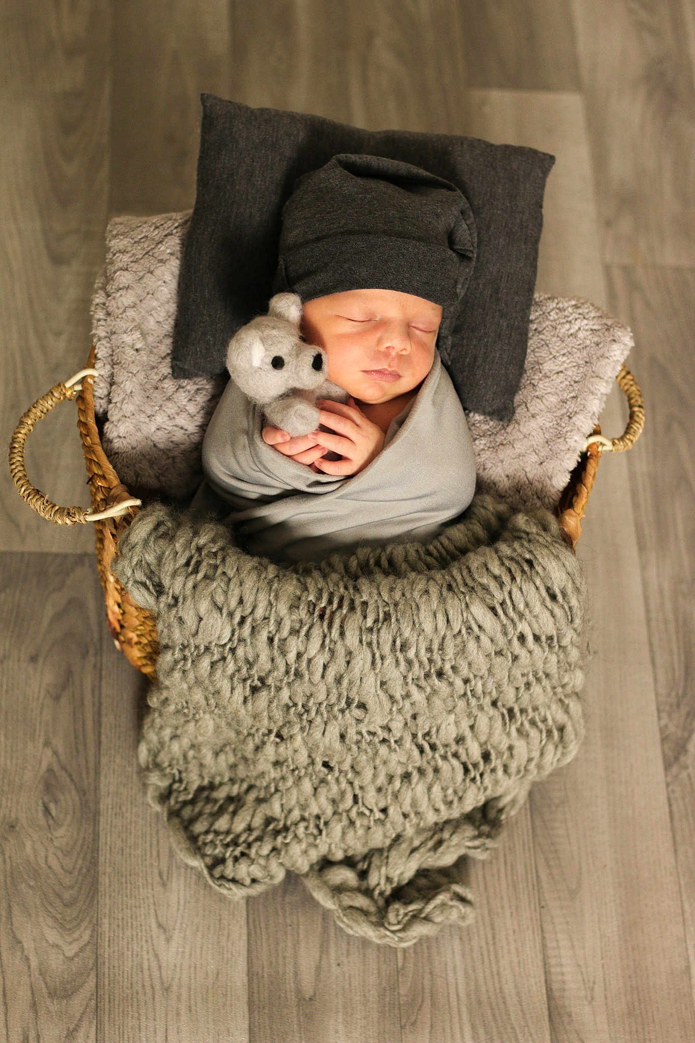 Maël participe au concours pour gagner de l'argent avec cette photo : baby, baby_products, baby_sleeping, baby_toddler_clothing, cap, comfort, doll, fur, grey, headgear, human_body, knit_cap, linens, product, sitting, stuffed_toy, textile, toddler, wood, wool