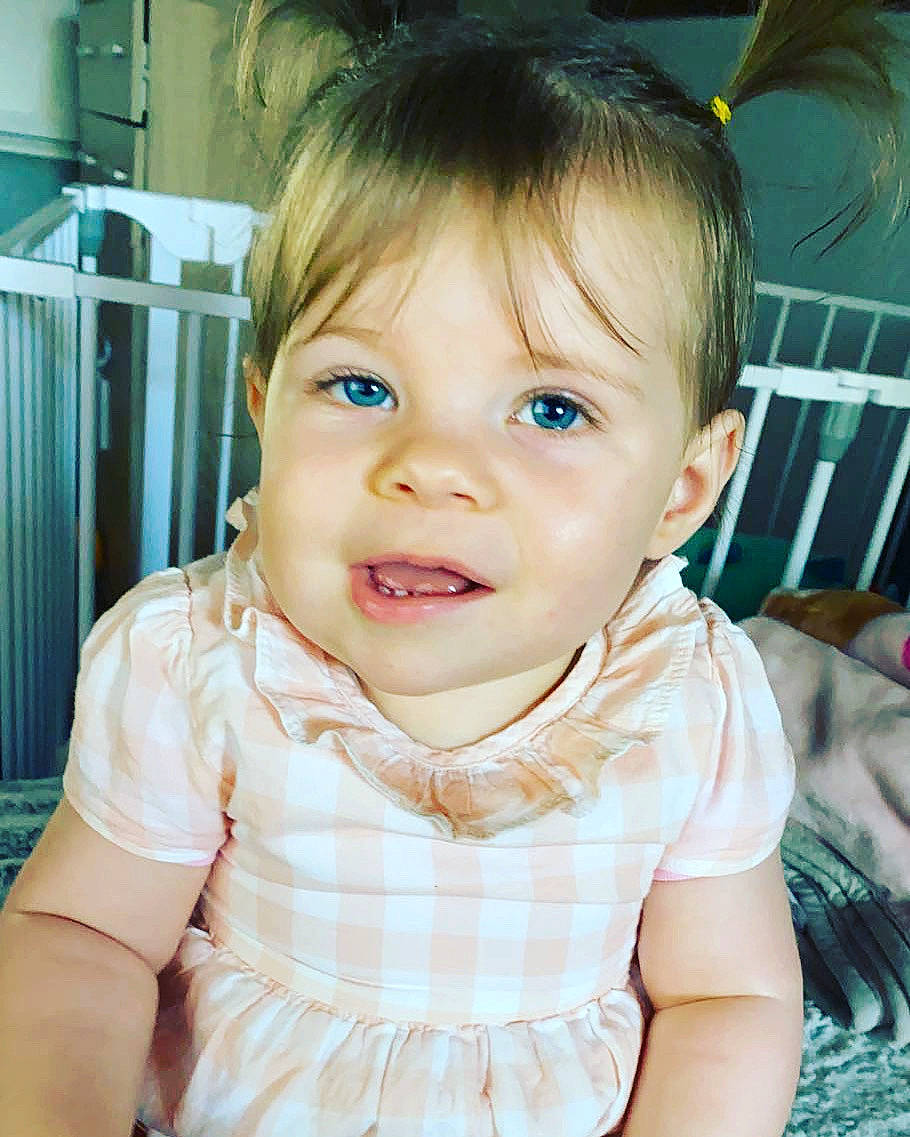 Eléna participe au concours pour gagner de l'argent avec cette photo : baby, baby_toddler_clothing, bangs, cheek, child, collar, dress, ear, eyelash, happy, iris, jaw, lip, mouth, neck, nose, person, sitting, skin, sleeve