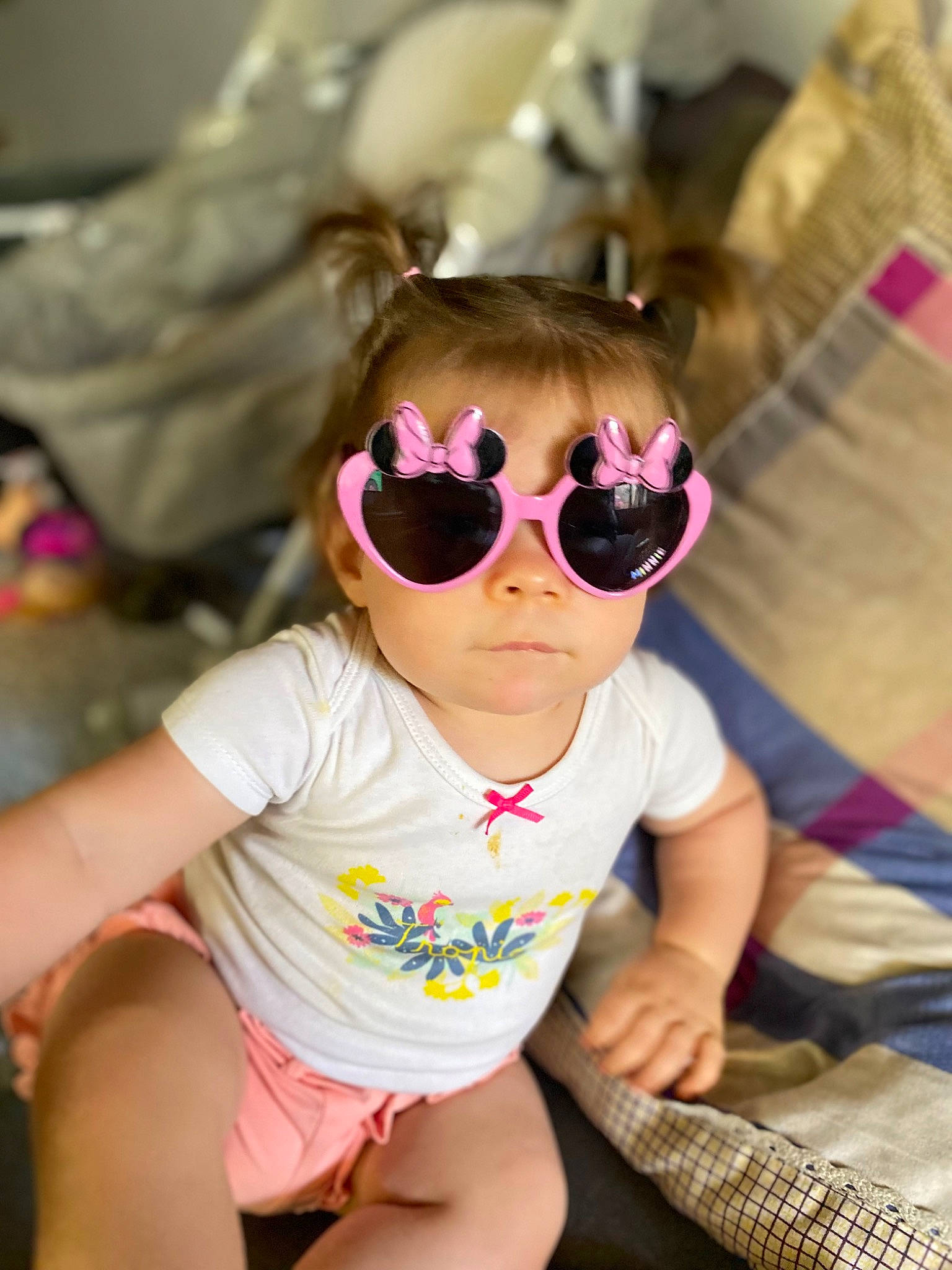 Eléna participe au concours pour gagner de l'argent avec cette photo : baby, baby_toddler_clothing, cool, eyewear, finger, glasses, goggles, grass, happy, head, leisure, lip, mouth, person, personal_protective_equipment, pink, skin, sunglasses, thigh, toddler
