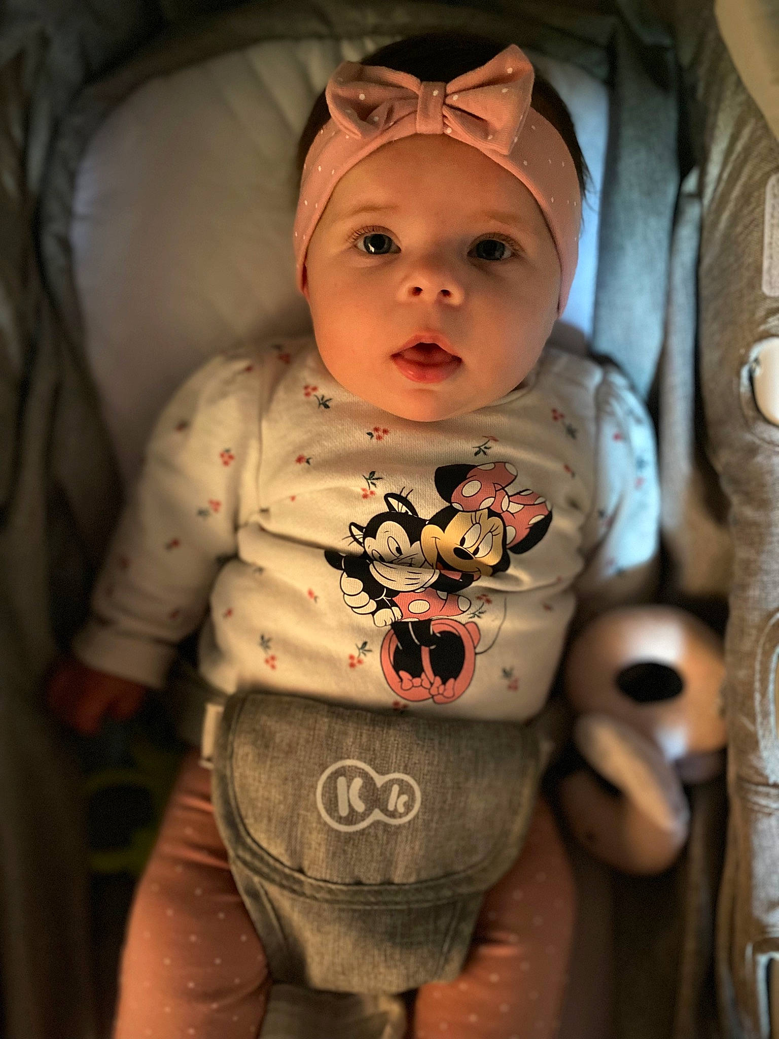 Eléna participe au concours pour gagner de l'argent avec cette photo : baby, baby_toddler_clothing, cheek, comfort, cool, eye, eyebrow, finger, happy, head, headwear, human_body, lip, mouth, neck, nose, person, personal_protective_equipment, skin, sleeve