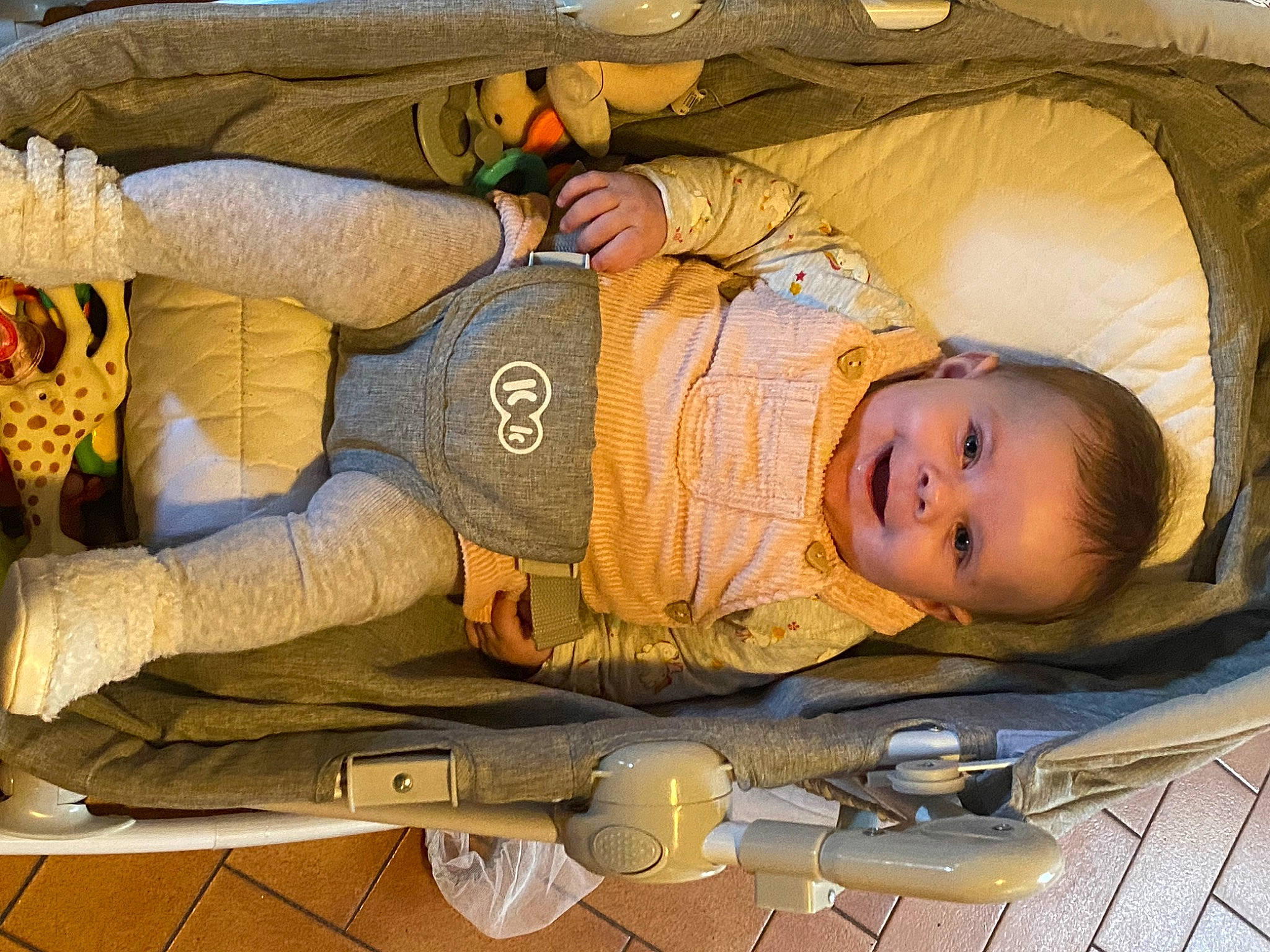 Eléna participe au concours pour gagner de l'argent avec cette photo : baby, baby_products, child, comfort, couch, fun, hat, linens, nap, person, room, sitting, sleep, smile, toddler, travel, tree, wood