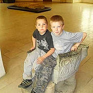 Nolan participe au concours pour gagner de l'argent avec cette photo :