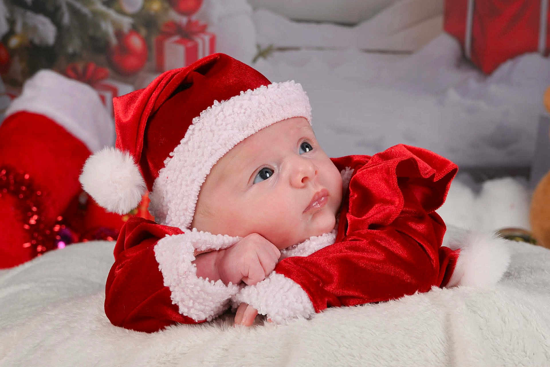 Keyla participe au concours pour gagner de l'argent avec cette photo : baby, infant, santa_hat, christmas, holiday, red_clothing, white_fur, blanket, festive, decorations, presents, cute, portrait, indoors, child, holiday_season, celebration, soft_texture, winter, costume