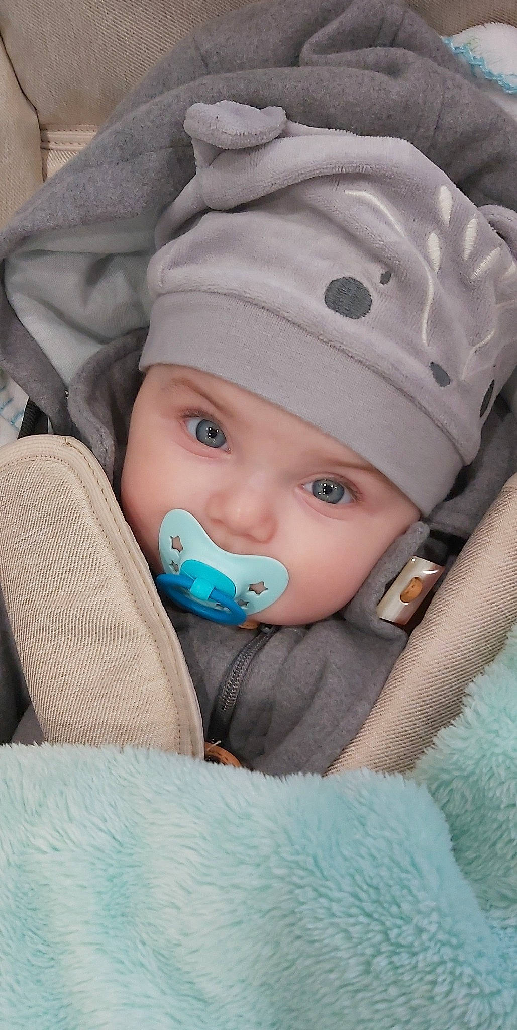 Leo a rejoint le concours — aidez-le/la à gagner de superbes lots ! baby, baby_products, baby_sleeping, baby_toddler_clothing, beanie, cap, cheek, child, comfort, eye, happy, headwear, knit_cap, linens, outerwear, person, product, sitting, skin, textile