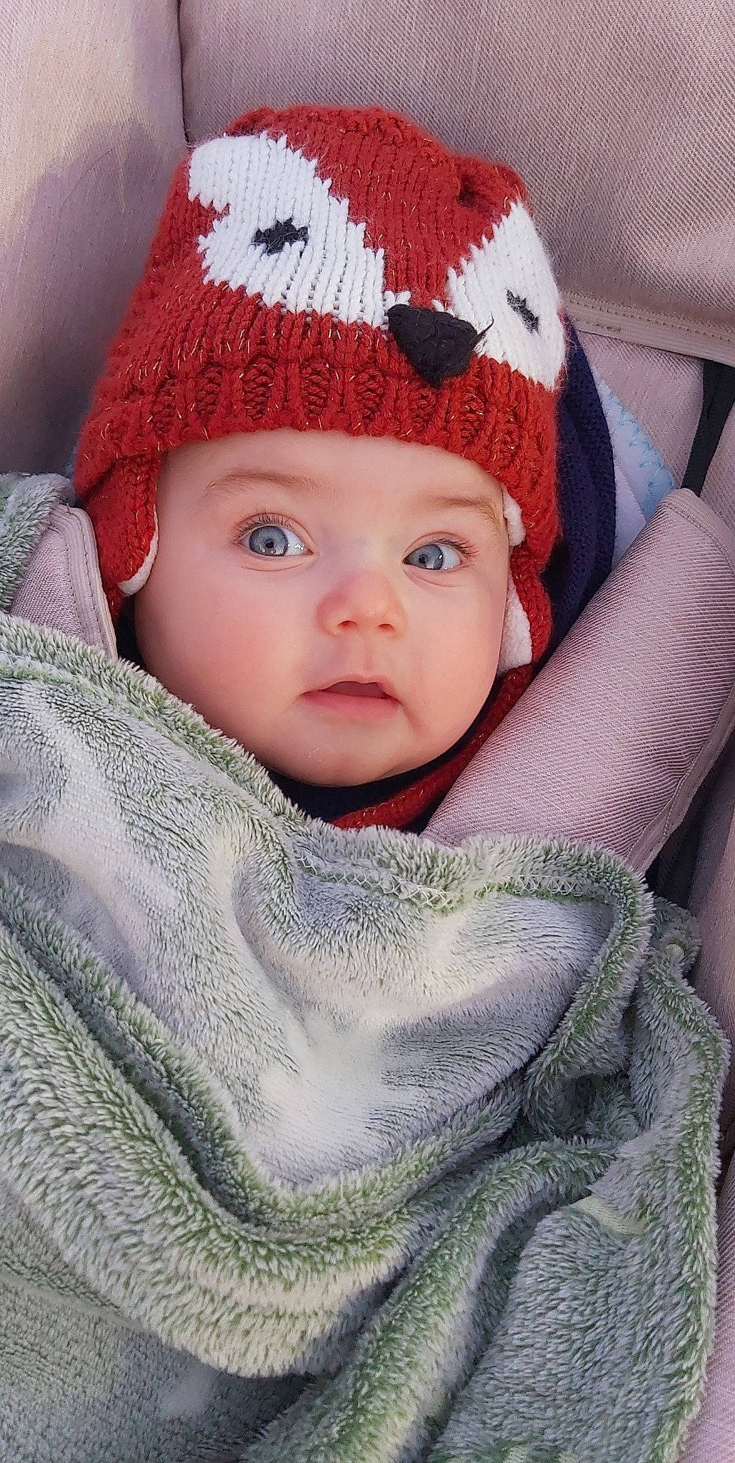 Leo a rejoint le concours — aidez-le/la à gagner de superbes lots ! baby, baby_toddler_clothing, cap, cheek, chin, comfort, eye, face, facial_expression, head, headgear, headwear, human_body, iris, lip, organ, outerwear, person, skin, sleeve