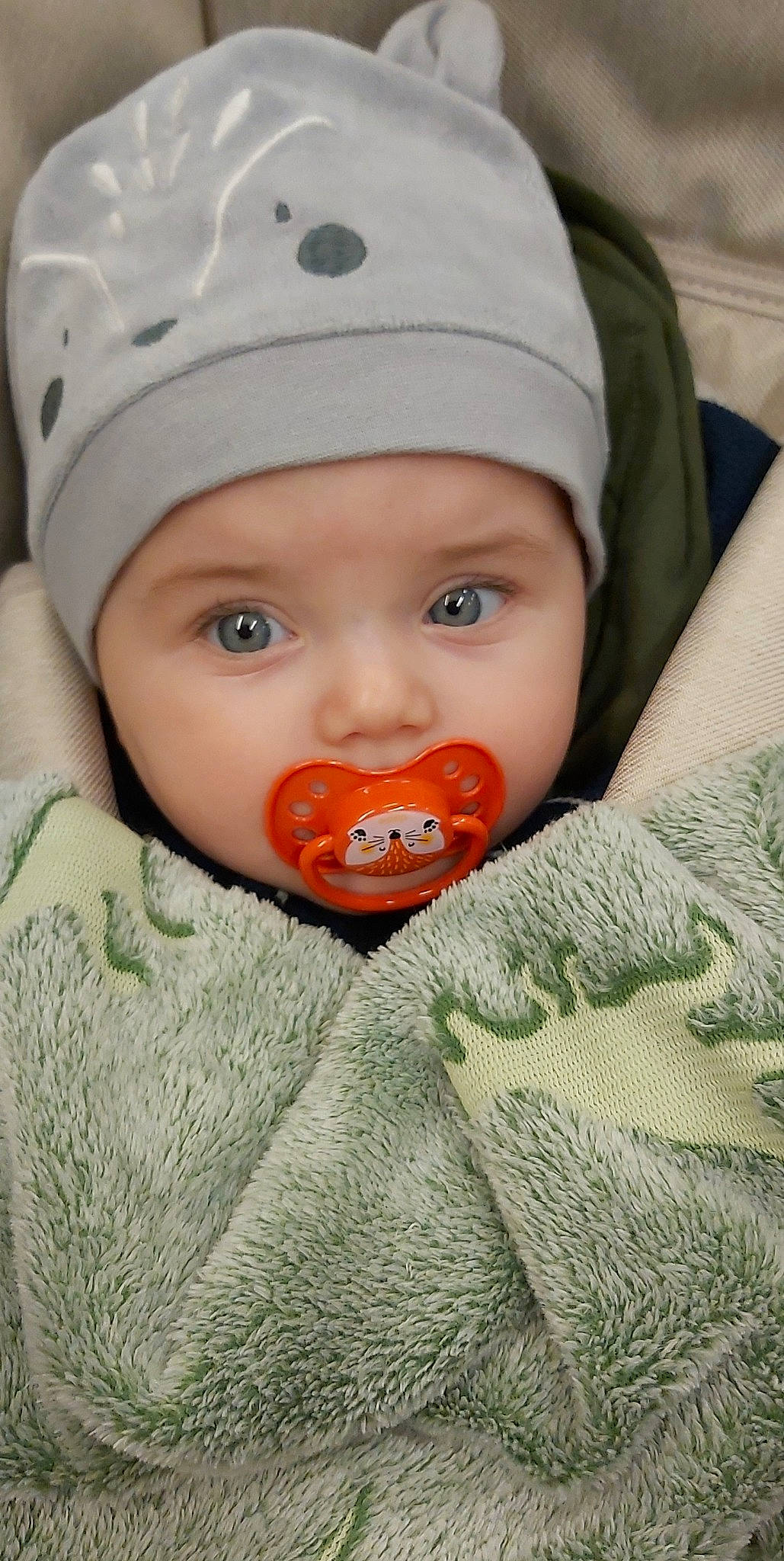 Leo participe au concours pour gagner de l'argent avec cette photo : baby, baby_toddler_clothing, beanie, cap, carmine, cheek, child, close_up, comfort, face, happy, headwear, knit_cap, linens, lip, mouth, nose, outerwear, person, portrait_photography