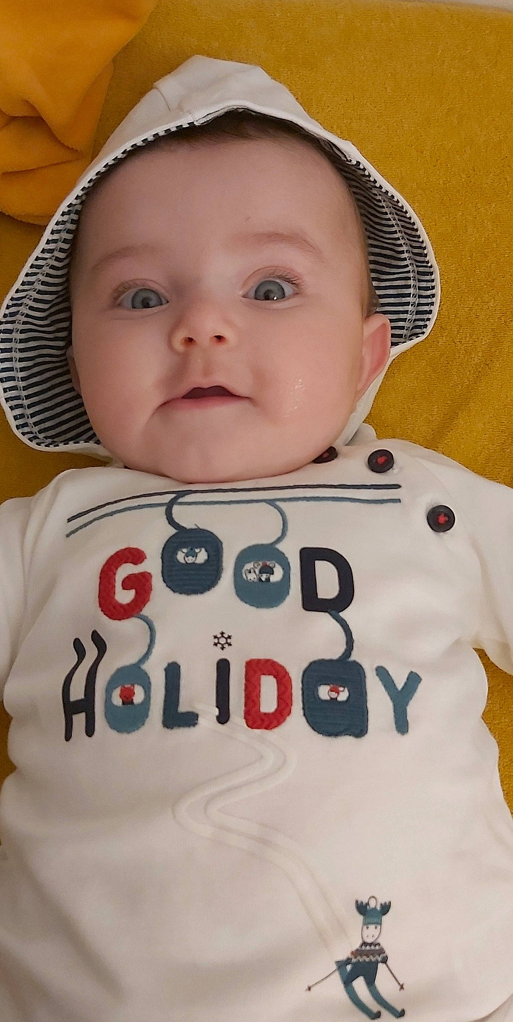 Leo a rejoint le concours — aidez-le/la à gagner de superbes lots ! baby_toddler_clothing, cheek, chin, cool, eyelash, facial_expression, forehead, happy, iris, mouth, neck, nose, outerwear, person, shirt, skin, sleeve, smile, t_shirt, toddler