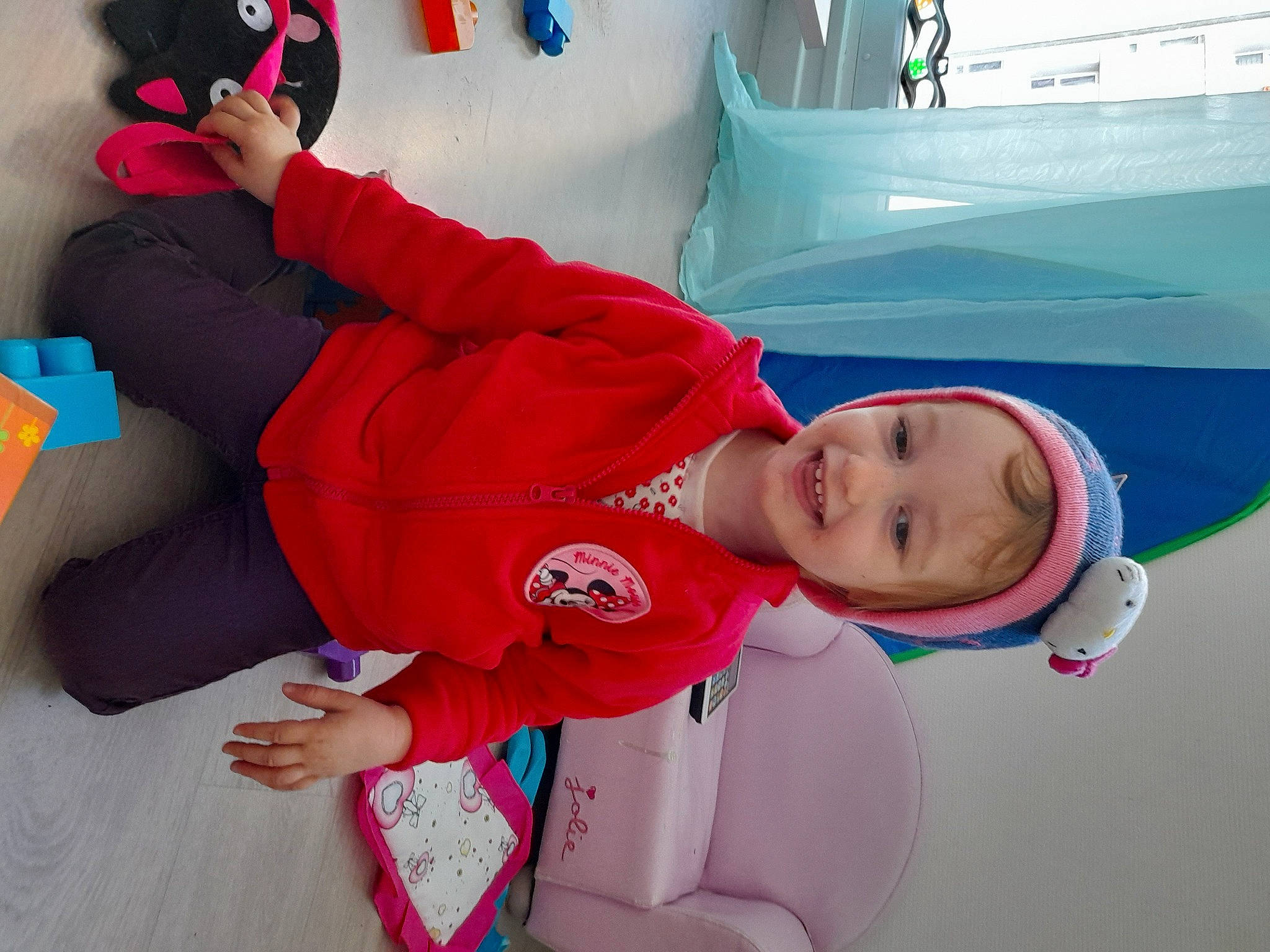 Lydia participe au concours pour gagner de l'argent avec cette photo : baby, child, electronic_device, fictional_character, fun, happy, joy, person, pink, play, smile, technology, toddler, world