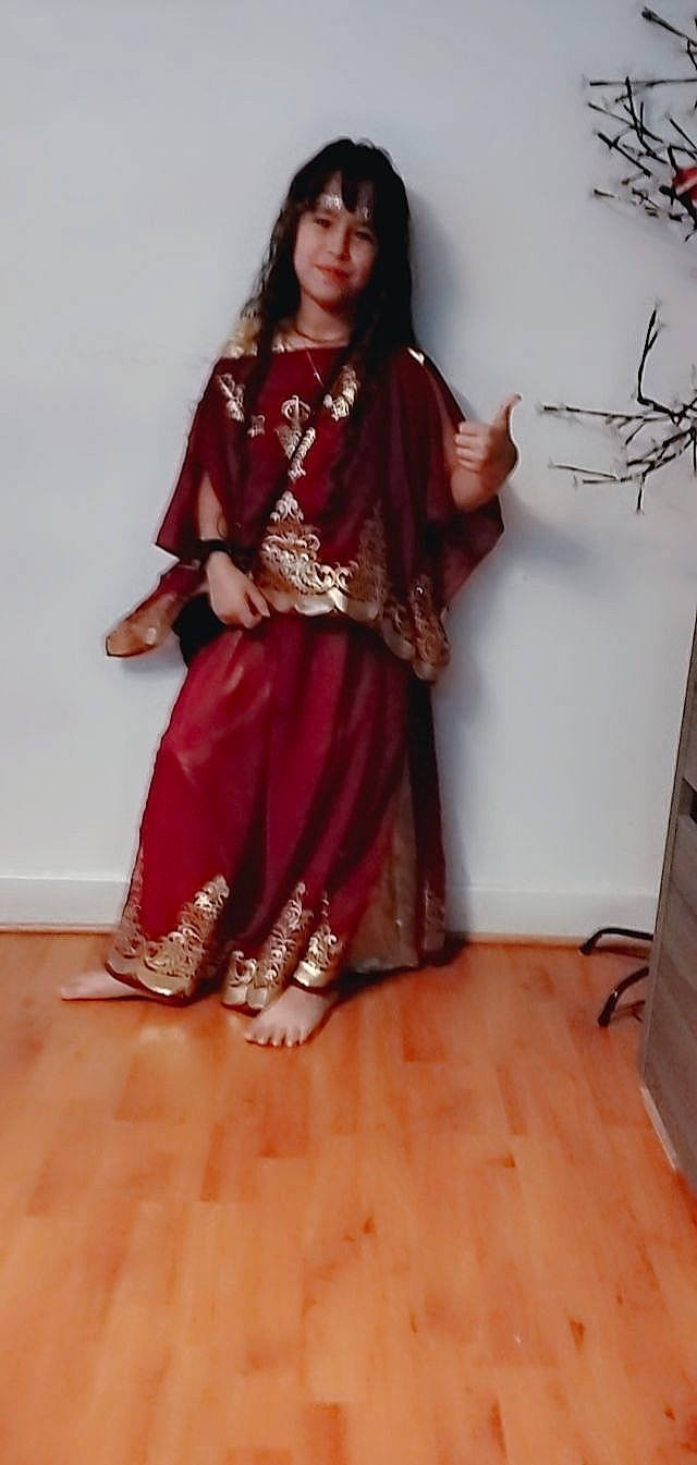 Ines participe au concours pour gagner de l'argent avec cette photo : abdomen, costume, event, fashion_accessory, fashion_design, flooring, formal_wear, hardwood, joy, knee, laminate_flooring, long_hair, magenta, pattern, peach, person, sitting, sleeve, trunk, waist