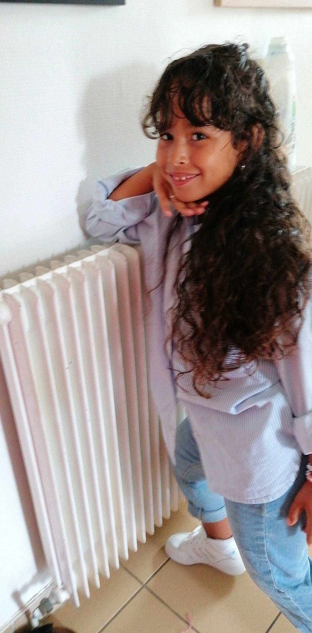 Ines participe au concours pour gagner de l'argent avec cette photo : beauty, facial_expression, fashion_design, hair, hairstyle, happy, joint, joy, long_hair, neck, organ, outerwear, person, ringlet, shoulder, skin, sleeve, smile, t_shirt, thigh