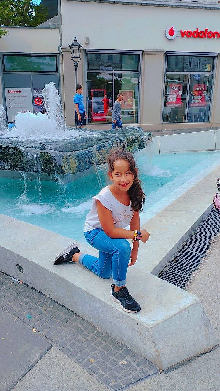 Ines participe au concours pour gagner de l'argent avec cette photo : azure, city, composite_material, fountain, fun, human_leg, joy, leisure, pedestrian, person, recreation, sandal, shorts, sidewalk, street, swimming_pool, thigh, tourism, travel, vacation