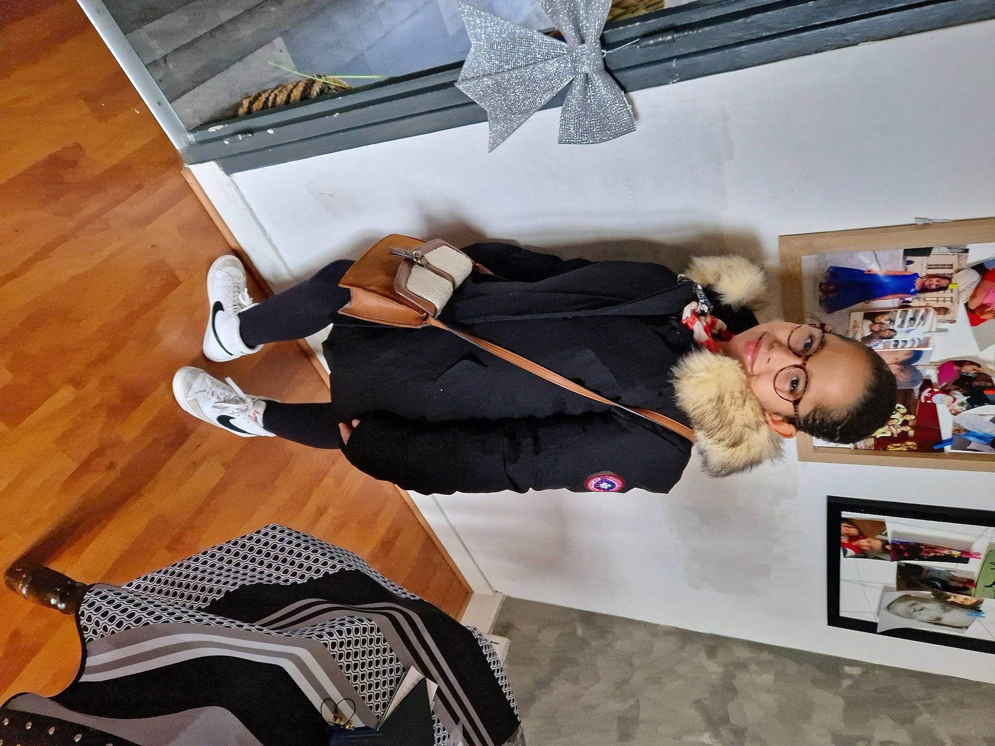 Ines a rejoint le concours — aidez-le/la à gagner de superbes lots ! ceiling_fan, event, eyewear, flooring, fun, guitar, hardwood, joy, knee, mechanical_fan, person, picture_frame, room, wood, wood_flooring