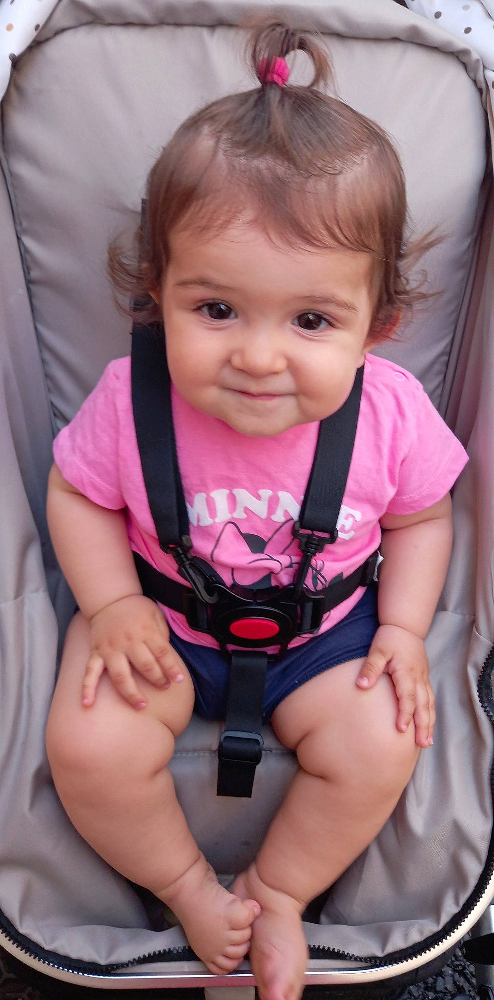 Luna participe au concours pour gagner de l'argent avec cette photo : baby_carriage, baby_toddler_clothing, cheek, eyebrow, eyelash, face, finger, hairstyle, hand, happy, head, human_body, lip, mouth, neck, nose, person, product, seat_belt, skin