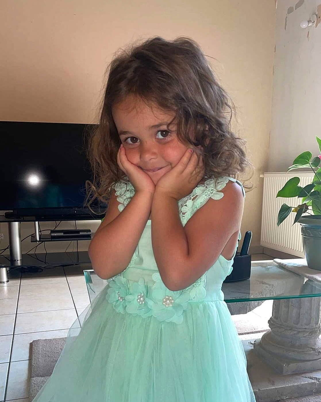 Elyanna a rejoint le concours — aidez-le/la à gagner de superbes lots ! arm, baby_toddler_clothing, blond, brown_hair, child, chin, day_dress, dress, flash_photography, flowerpot, formal_wear, happy, houseplant, iris, joy, long_hair, person, plant, shoulder, skin