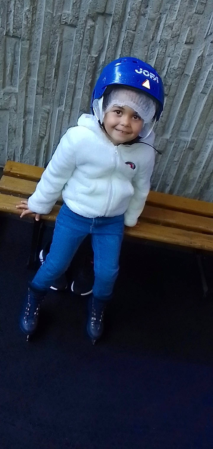 Elyanna a rejoint le concours — aidez-le/la à gagner de superbes lots ! baby_toddler_clothing, bench, blue, cap, denim, electric_blue, fashion_accessory, flash_photography, fun, happy, headwear, helmet, joy, person, personal_protective_equipment, recreation, rolling, sleeve, smile, sports_equipment