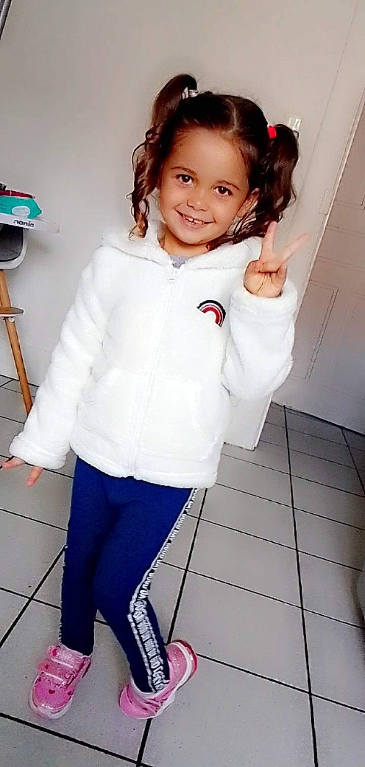 Elyanna participe au concours pour gagner de l'argent avec cette photo : child, denim, electric_blue, fashion_design, flooring, fun, gesture, happy, human_leg, joint, joy, knee, leg, person, sleeve, smile, sportswear, t_shirt, thigh, toddler