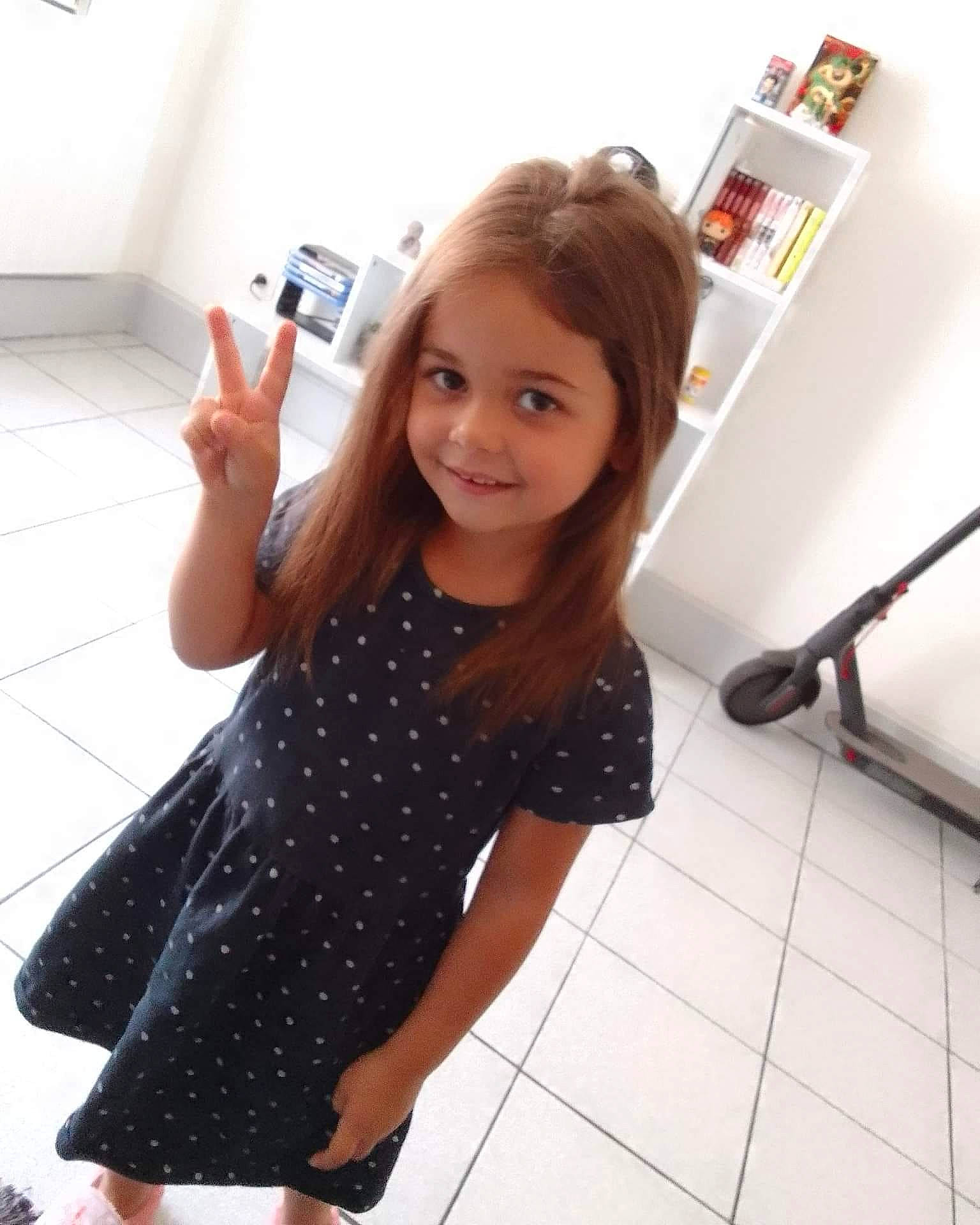 Elyanna participe au concours pour gagner de l'argent avec cette photo : arm, eyelash, finger, floor, flooring, gesture, happy, human_leg, joint, joy, neck, one_piece_garment, person, shoulder, skin, sleeve, smile, snapshot, standing, thigh