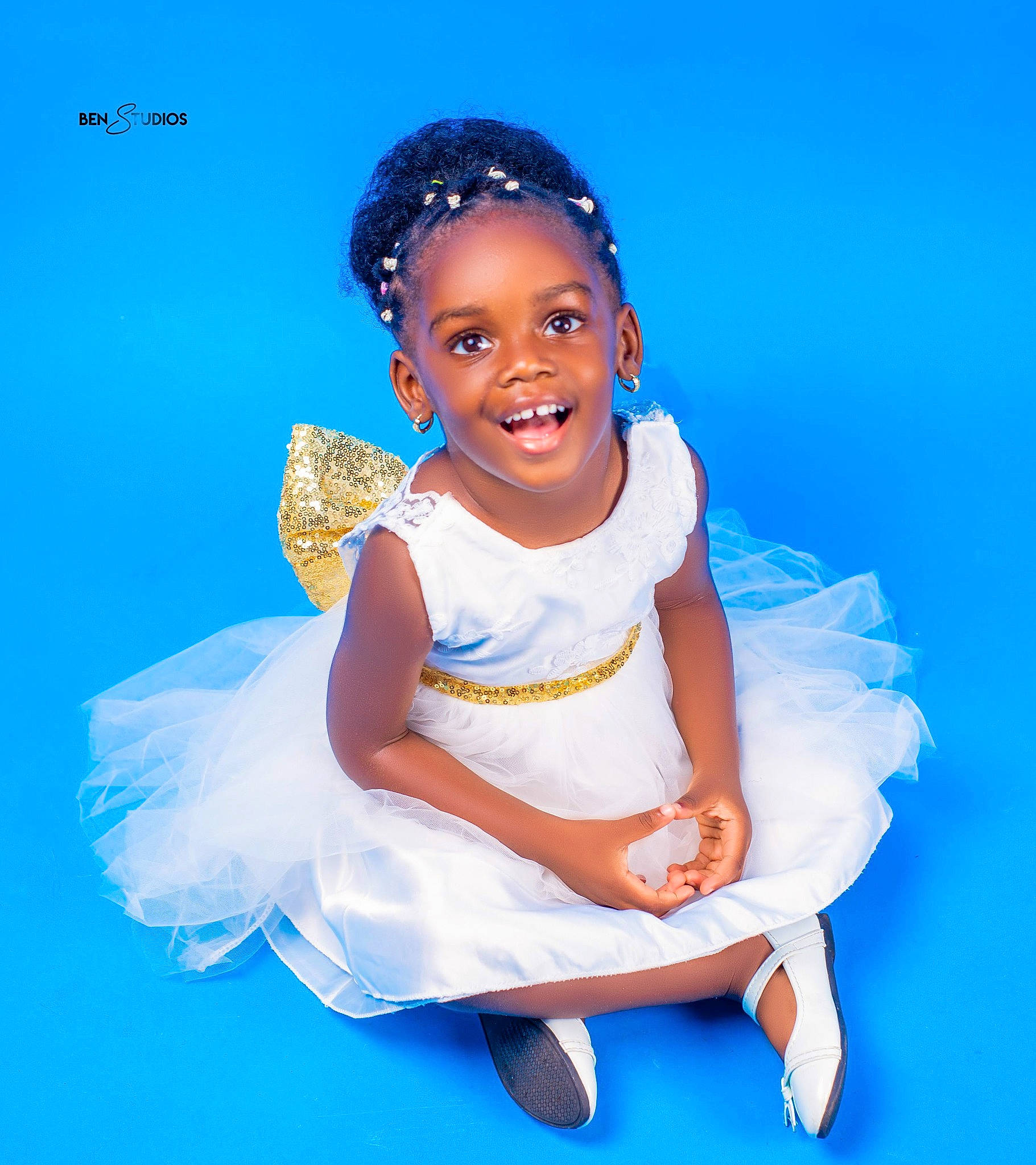 Thelya a rejoint le concours — aidez-le/la à gagner de superbes lots ! azure, baby_toddler_clothing, blue, day_dress, dress, eye, flash_photography, gesture, hair, hand, happy, human_body, joy, mythical_creature, one_piece_garment, person, pink, skin, sleeve, smile