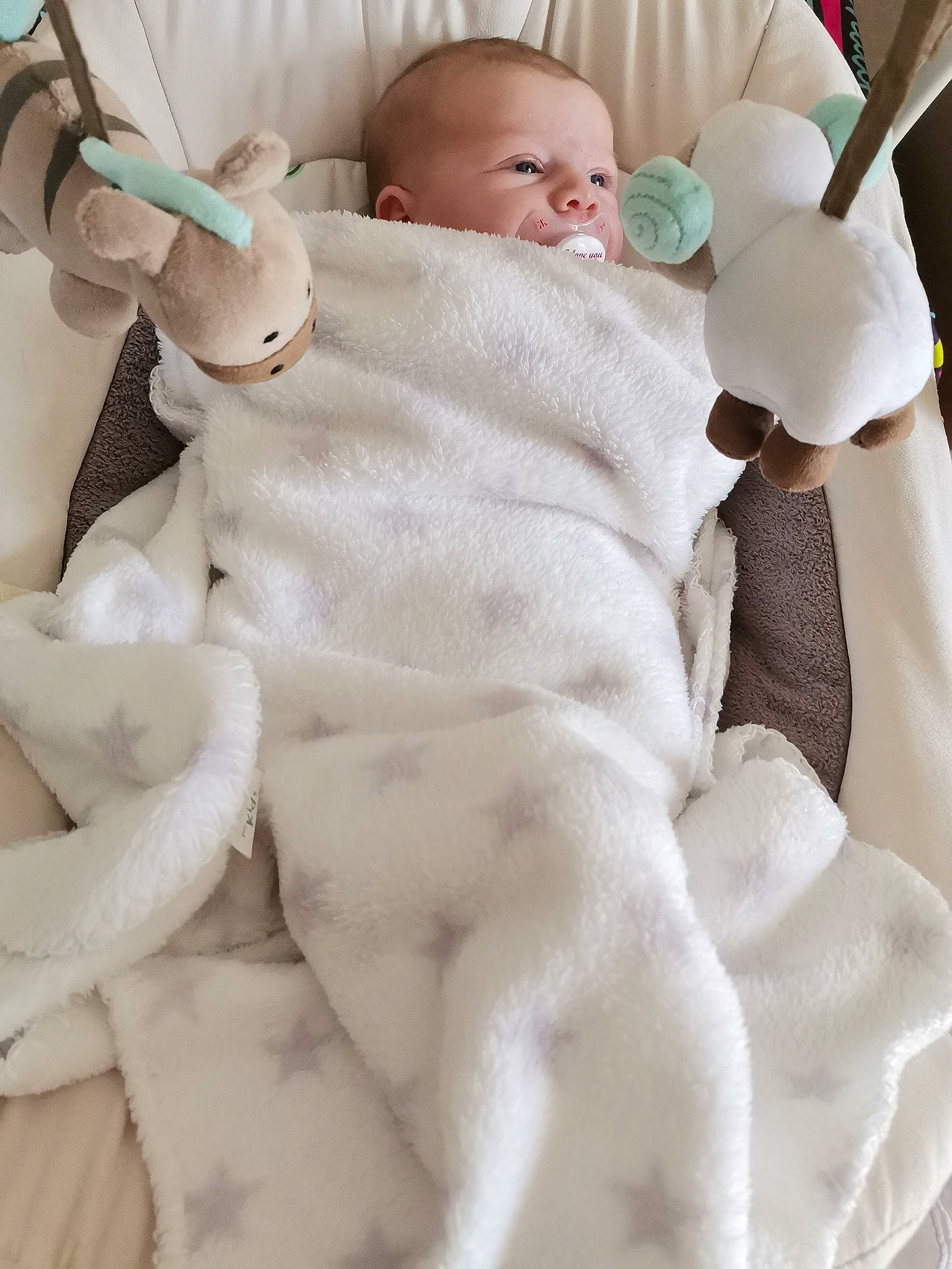 Eléna participe au concours pour gagner de l'argent avec cette photo : abdomen, baby, baby_products, baby_safety, baby_sleeping, baby_toddler_clothing, bed, bedding, child, comfort, fur, head, infant_bed, linens, pattern, person, pink, room, textile, toddler