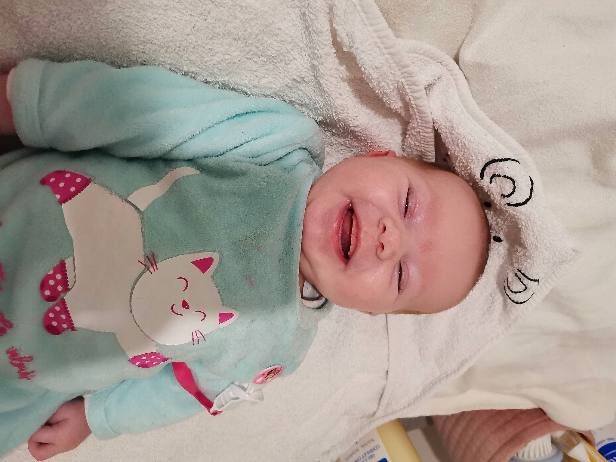 éléna participe au concours pour gagner de l'argent avec cette photo : baby, baby_products, baby_toddler_clothing, bed, bedding, carmine, cat, cheek, child, comfort, happy, headwear, linens, pattern, person, room, skin, sleep, sleeve, smile