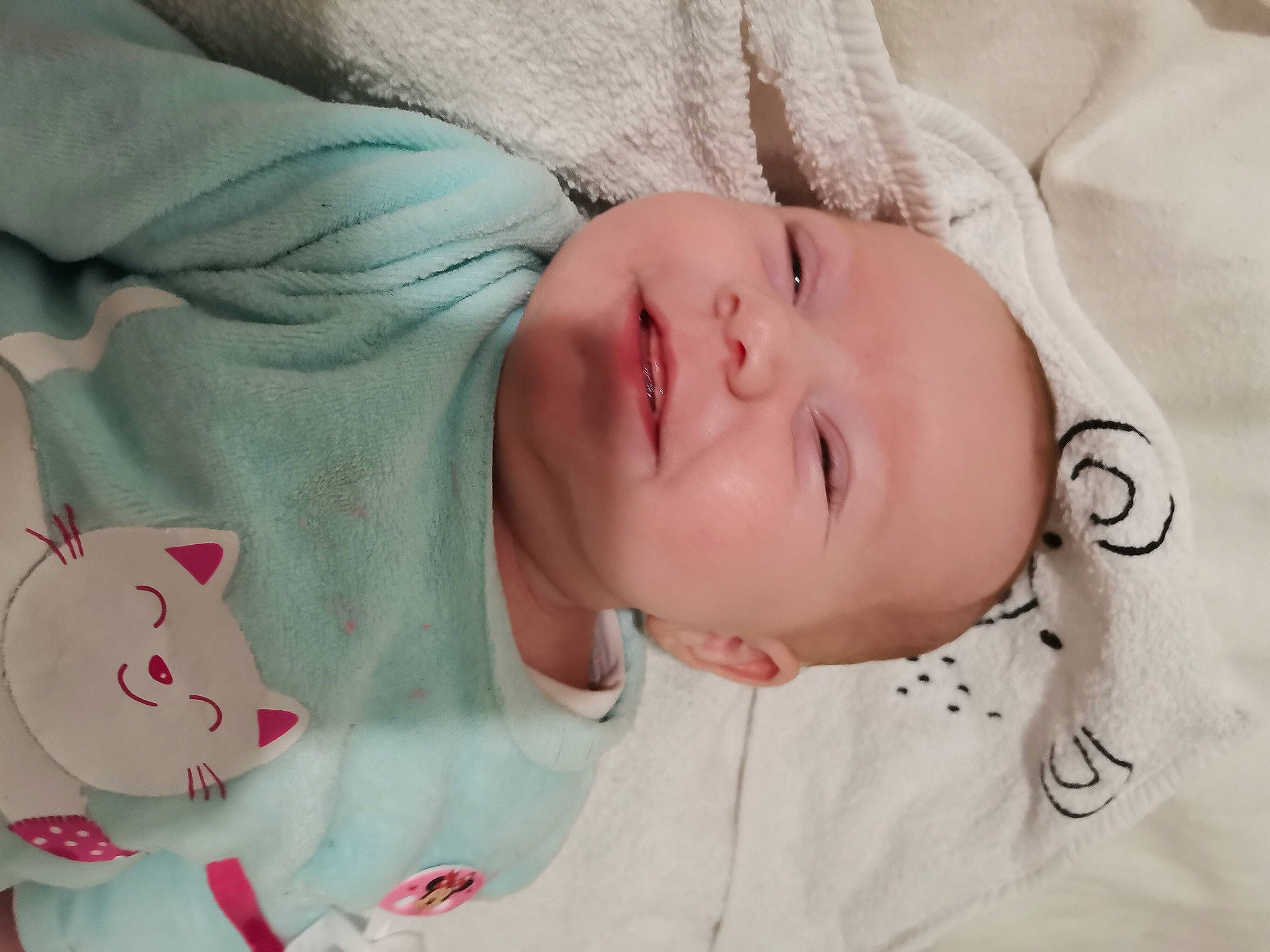 éléna a rejoint le concours — aidez-le/la à gagner de superbes lots ! baby, baby_toddler_clothing, cheek, chin, comfort, eyebrow, face, facial_expression, head, lip, mammal, mouth, neck, nose, person, pink, skin, sleeve, textile, toddler