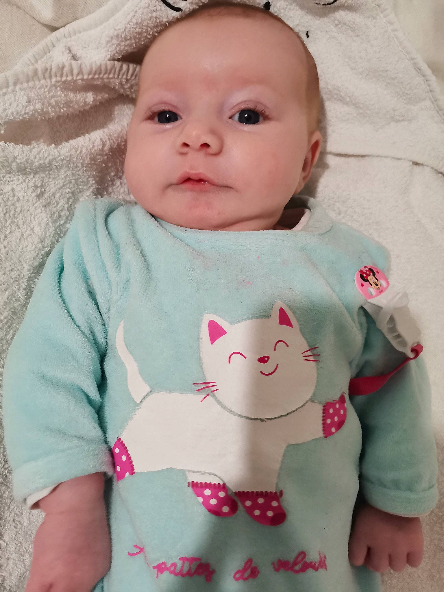 éléna participe au concours pour gagner de l'argent avec cette photo : baby, baby_toddler_clothing, cheek, clothing, eye, face, facial_expression, head, iris, lip, neck, organ, outerwear, person, pink, skin, sleeve, t_shirt, textile, toddler