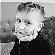 Lorenzo a rejoint le concours — aidez-le/la à gagner de superbes lots ! child, boy, portrait, black_and_white, face, hands, table, bench, hairstyle, curious, young, cute, expression, indoor, monochrome, casual_clothing, resting, closeup, smile, person