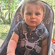 Lorenzo a rejoint le concours — aidez-le/la à gagner de superbes lots ! baby, blue_eyes, child, cute, daylight, expression, face, garden, greenery, hair, high_chair, outdoor, person, seatbelt, shirt, shorts, summer, sunlight, toddler, trees