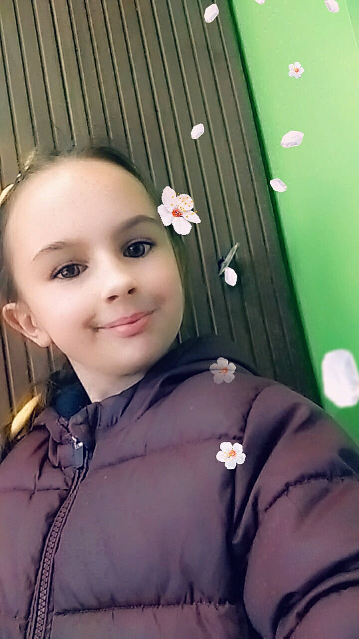 Alizé participe au concours pour gagner de l'argent avec cette photo : black_hair, cheek, child, face, head, joy, lip, nose, person, pink, selfie, skin, smile, toddler