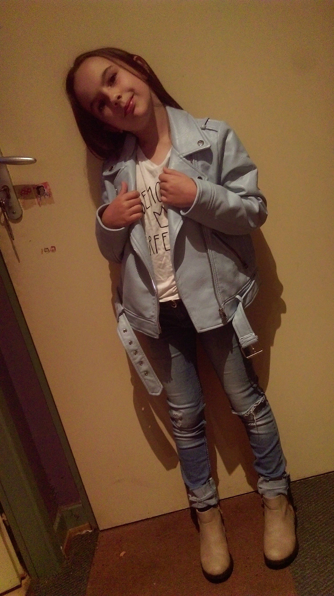 Alizé a rejoint le concours — aidez-le/la à gagner de superbes lots ! beige, denim, jacket, jeans, leg, long_hair, outerwear, person, photography