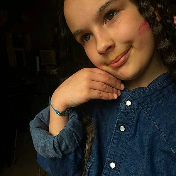 Alizé participe au concours pour gagner de l'argent avec cette photo : beauty, cheek, chin, cool, eye, eyebrow, face, facial_expression, finger, forehead, hair, hairstyle, hand, head, joy, lady, lip, nose, person, selfie