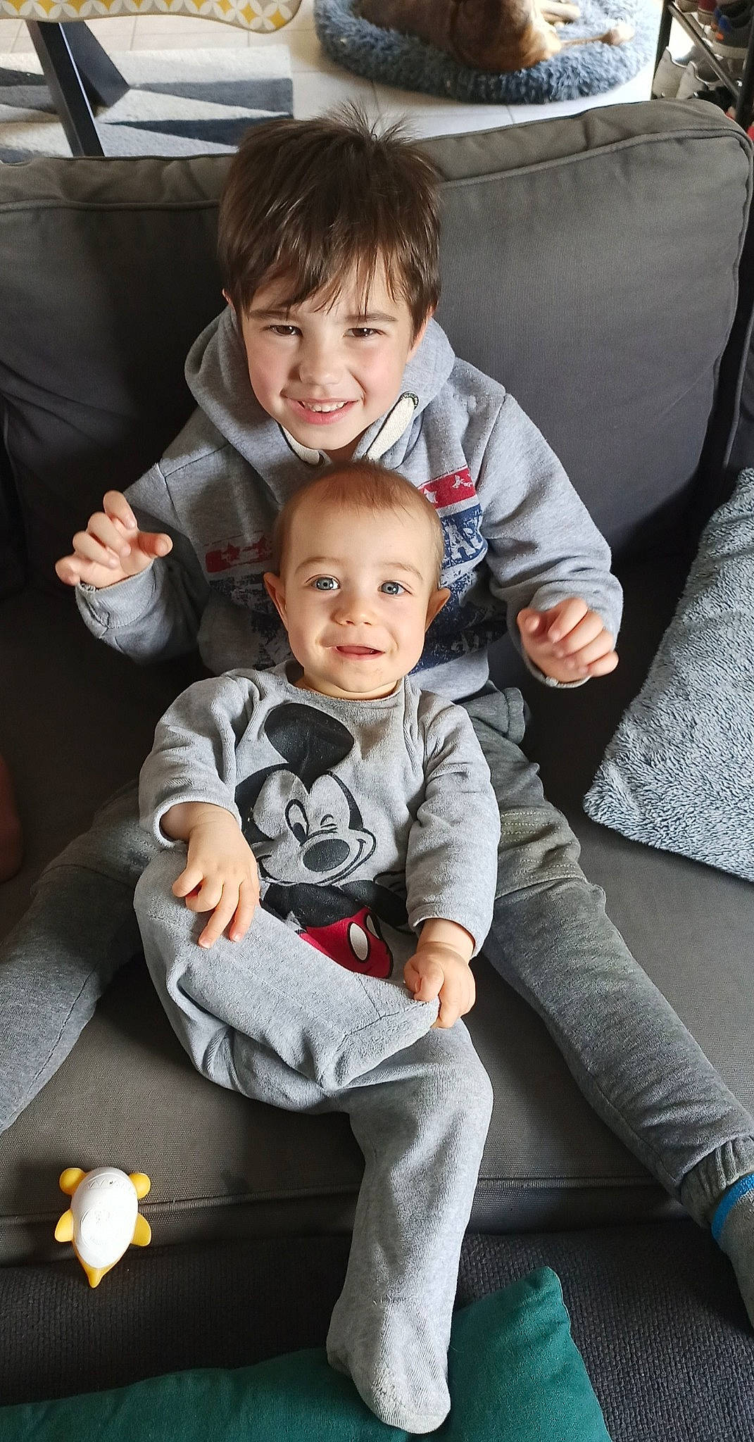 Gabin a rejoint le concours — aidez-le/la à gagner de superbes lots ! arm, baby, child, comfort, couch, face, finger, flash_photography, fun, gesture, happy, head, joy, lap, leg, outerwear, person, sitting, sleeve, smile