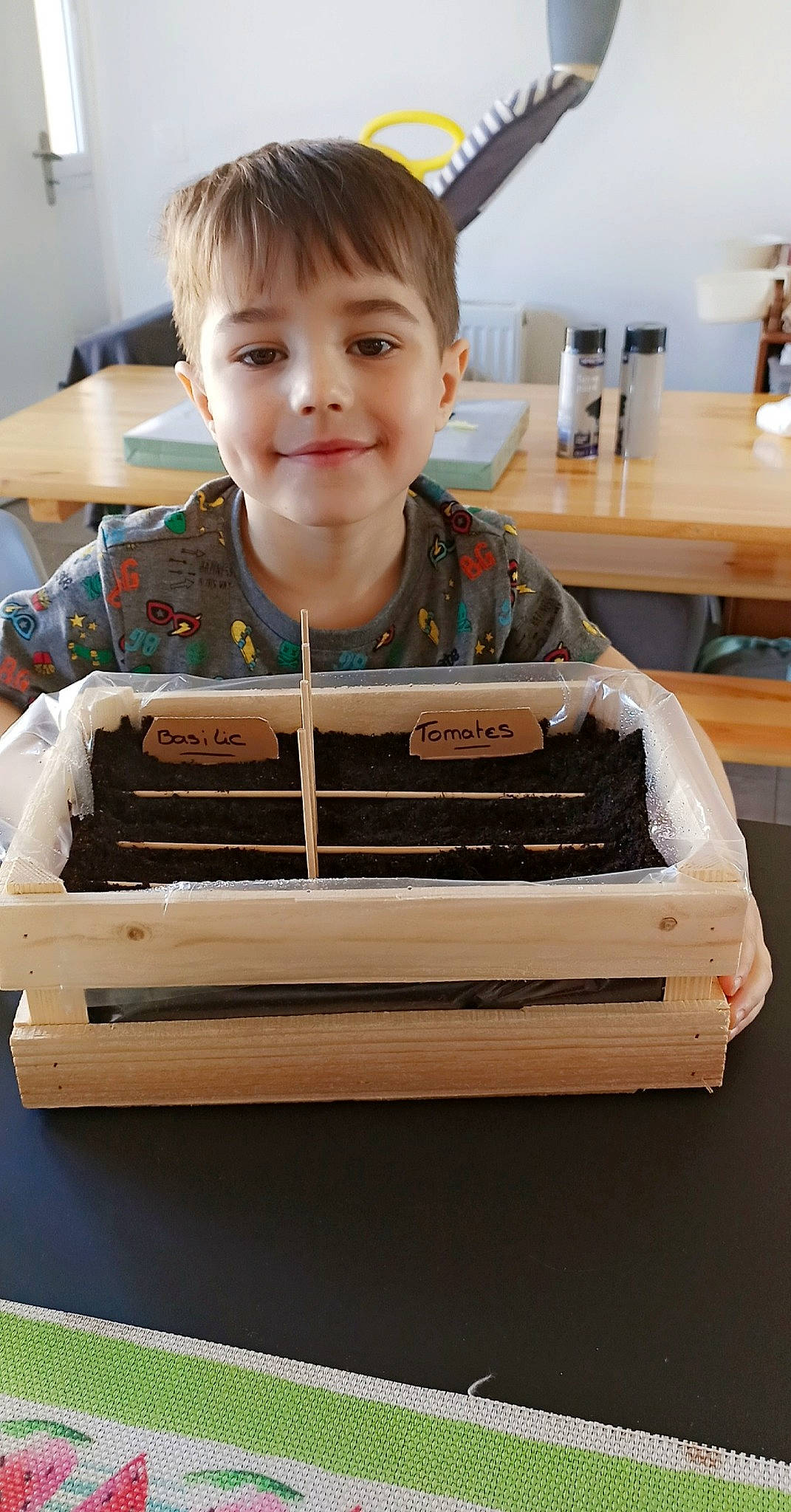 Gabin a rejoint le concours — aidez-le/la à gagner de superbes lots ! audio_equipment, box, child, curious, electronic_device, electronic_instrument, finger, furniture, gadget, head, input_device, joy, office_equipment, office_supplies, person, sitting, smile, t_shirt, table, toddler