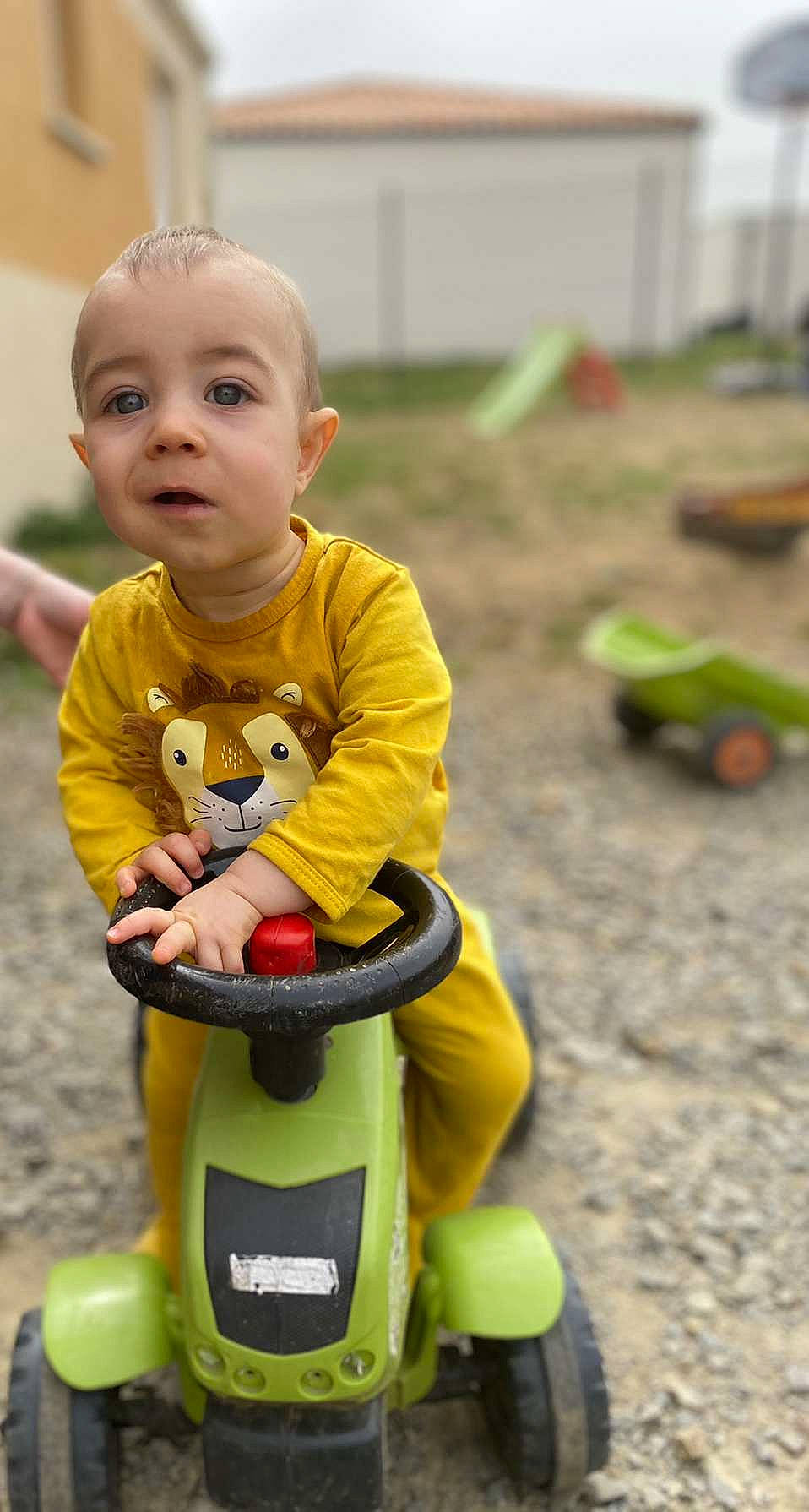 Enzo a rejoint le concours — aidez-le/la à gagner de superbes lots ! baby, baby_playing_with_toys, baby_products, baby_toddler_clothing, child, city, fun, grass, happy, leisure, people_in_nature, person, product, recreation, riding_toy, sitting, smile, tire, toddler, vehicle