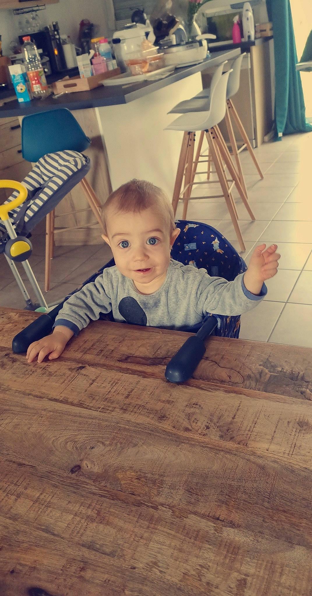 Enzo a rejoint le concours — aidez-le/la à gagner de superbes lots ! baby_toddler_clothing, chair, child, cloud, comfort, cool, floor, flooring, fun, furniture, happy, hardwood, head, laminate_flooring, morning, person, smile, tints_and_shades, toddler, varnish