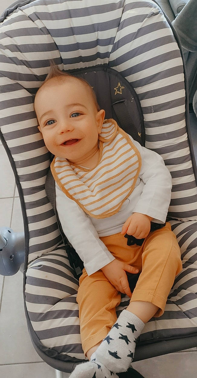 Enzo participe au concours pour gagner de l'argent avec cette photo : baby, baby_products, baby_toddler_clothing, car_seat, chair, child, comfort, elbow, face, fun, happy, joy, knee, lap, person, sitting, skin, sleeve, smile, thigh