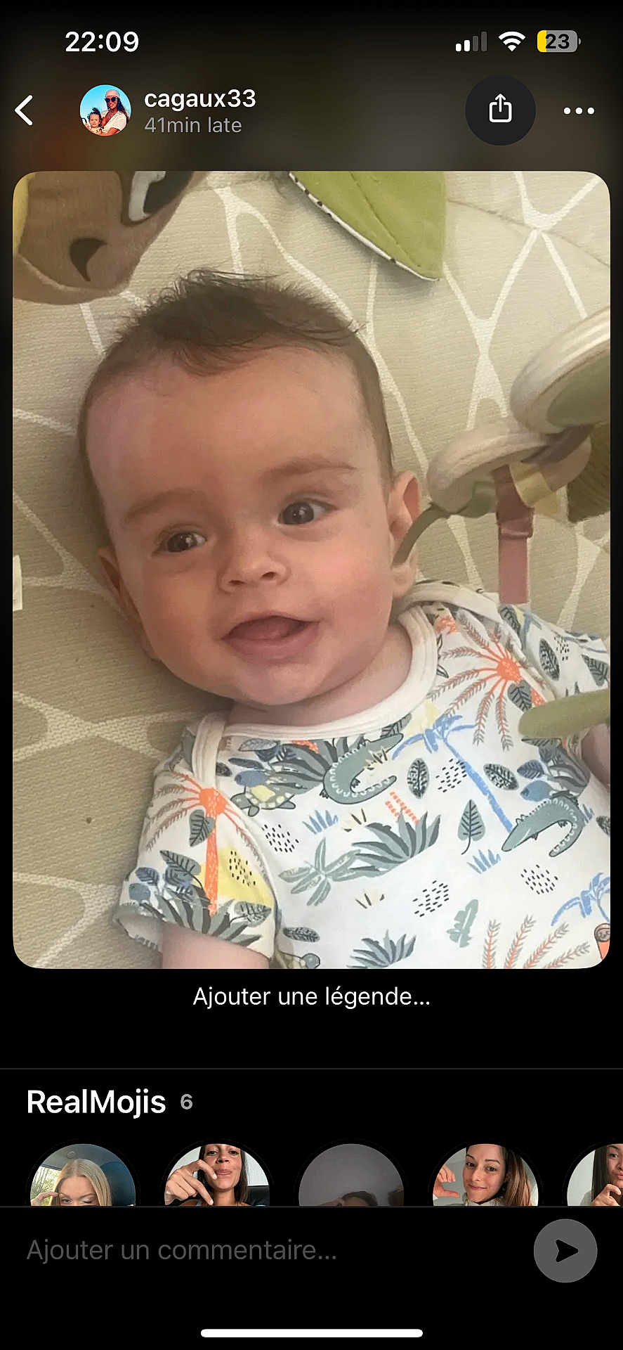 Charles participe au concours pour gagner de l'argent avec cette photo : baby, child, smiling, infant, onesie, patterned_clothing, face, happy, lying_down, indoor, cute, toddler, young_child, person, head, expression, animal_print, colorful, soft_toy, closeup