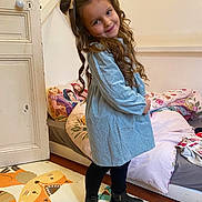 Kenza a rejoint le concours — aidez-le/la à gagner de superbes lots ! child, girl, curly_hair, hair_bows, blue_dress, black_tights, black_boots, bedroom, bed, pillow, princess, rug, fox_design, floor, door, smile, pose, indoor, curtain, carpet