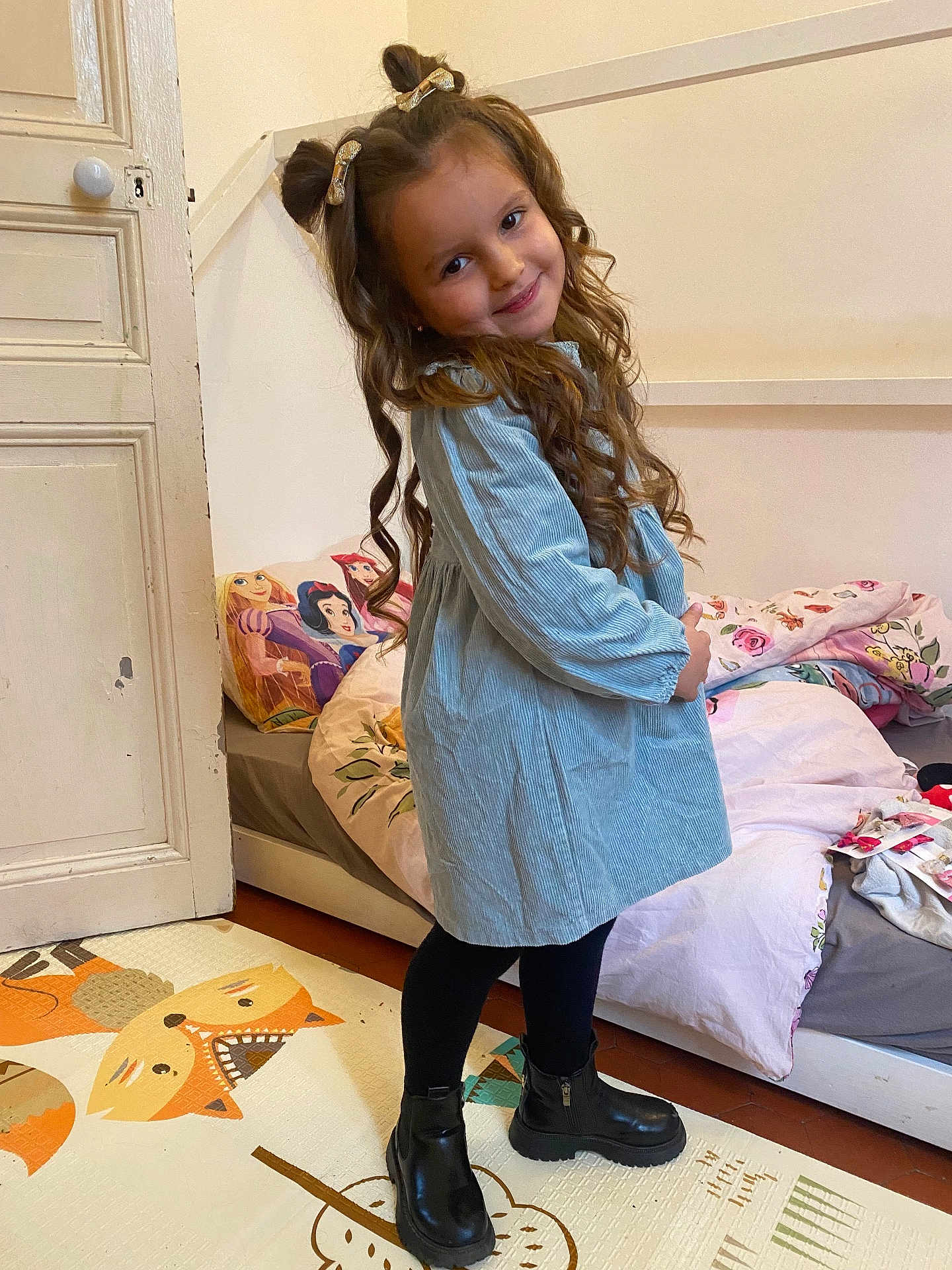 Kenza a rejoint le concours — aidez-le/la à gagner de superbes lots ! child, girl, curly_hair, hair_bows, blue_dress, black_tights, black_boots, bedroom, bed, pillow, princess, rug, fox_design, floor, door, smile, pose, indoor, curtain, carpet