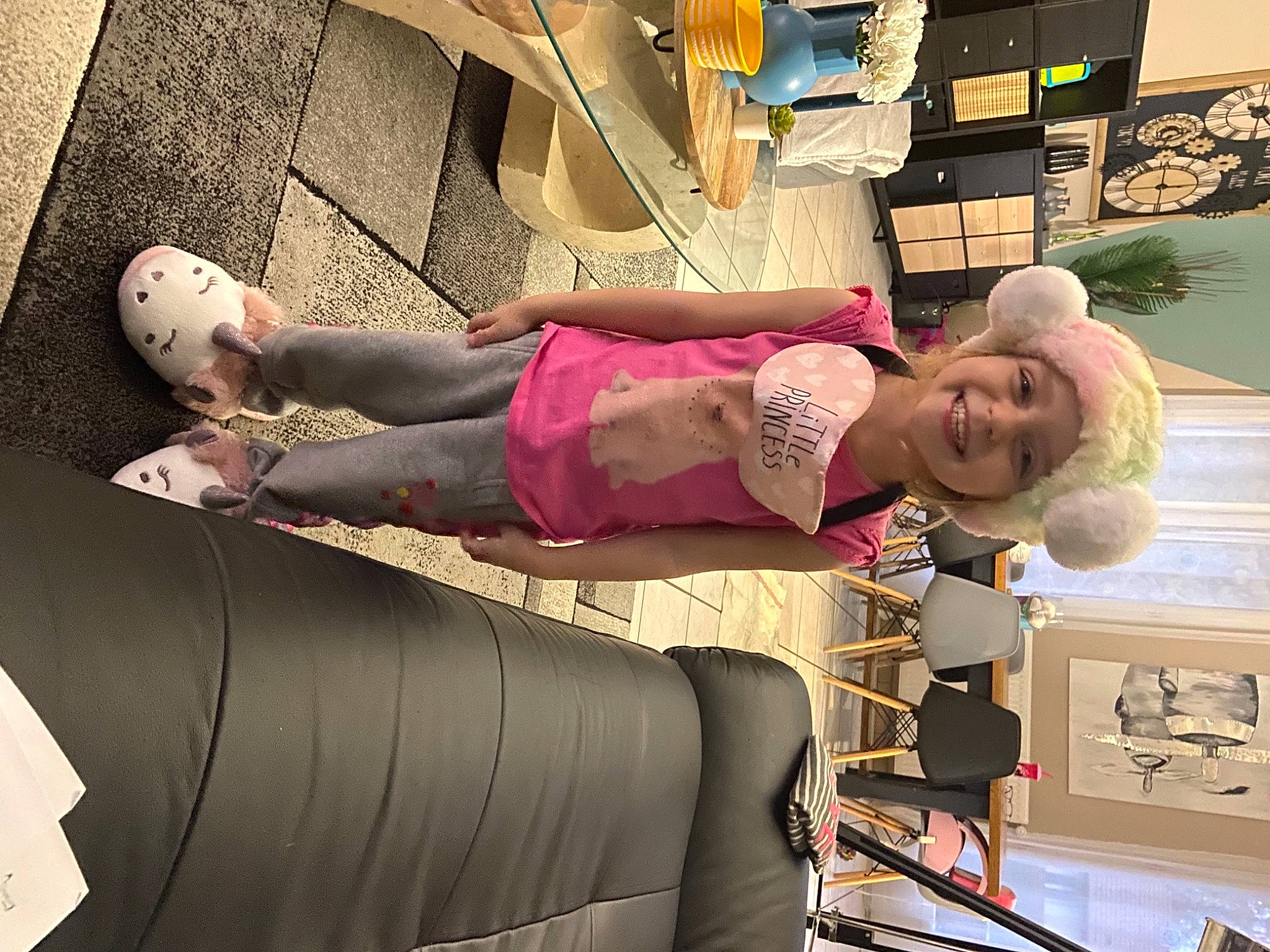 Lilou a rejoint le concours — aidez-le/la à gagner de superbes lots ! baby, fashion, fashion_design, fun, headwear, human_leg, joy, person, pink, room, sandal, smile, street_fashion, t_shirt, thigh, toddler, visual_arts, waist