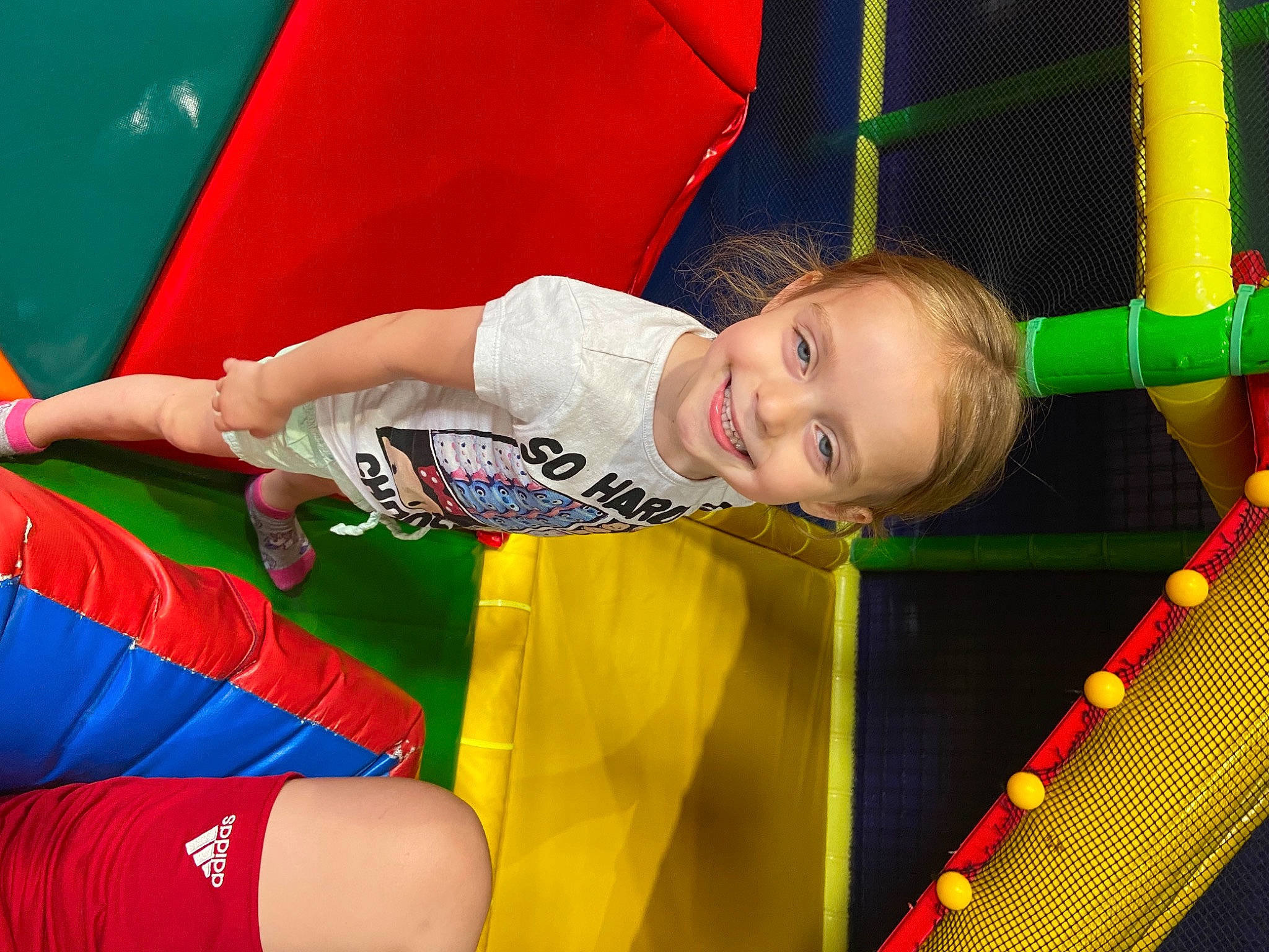 Lilou a rejoint le concours — aidez-le/la à gagner de superbes lots ! baby, baby_toddler_clothing, child, competition, event, fun, happy, human_body, joy, leisure, person, play, playground, recreation, red, room, smile, thigh, toddler, yellow