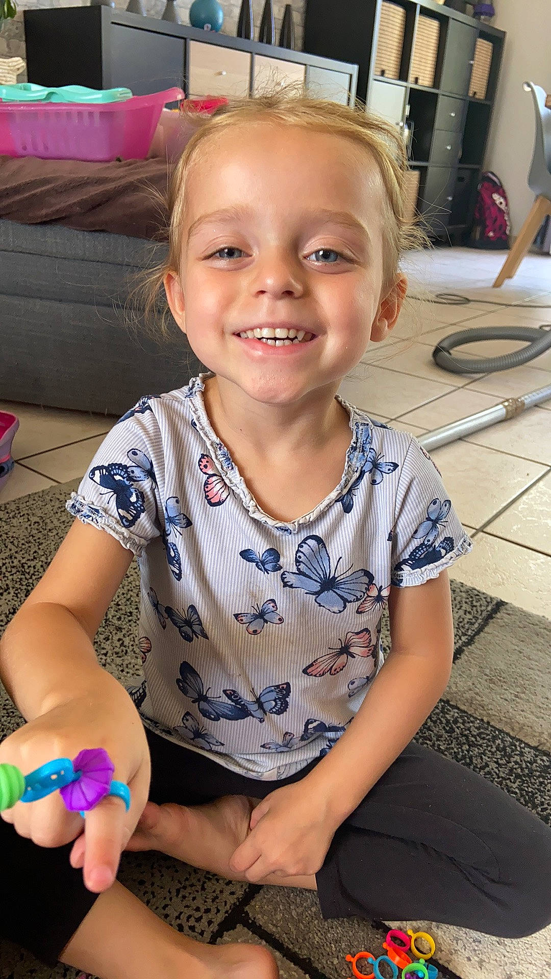 Lilou participe au concours pour gagner de l'argent avec cette photo : arm, baby_toddler_clothing, beauty, cheek, child, finger, floor, flooring, fun, hairstyle, hand, happy, iris, joy, leisure, person, skin, sleeve, smile, thumb