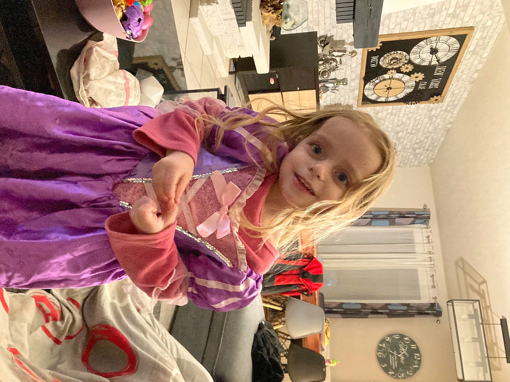 Lilou a rejoint le concours — aidez-le/la à gagner de superbes lots ! child, event, fashion_design, fun, hair_coloring, happy, joy, long_hair, magenta, person, picture_frame, pink, purple, room, sitting, smile, textile, toddler, violet, visual_arts