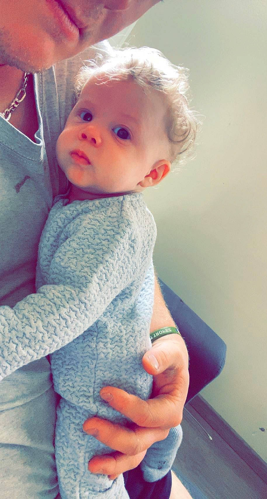 Ethan a rejoint le concours — aidez-le/la à gagner de superbes lots ! azure, baby, baby_toddler_clothing, blond, cheek, child, comfort, elbow, electric_blue, finger, gesture, iris, joint, lip, neck, nose, person, skin, sleeve, t_shirt