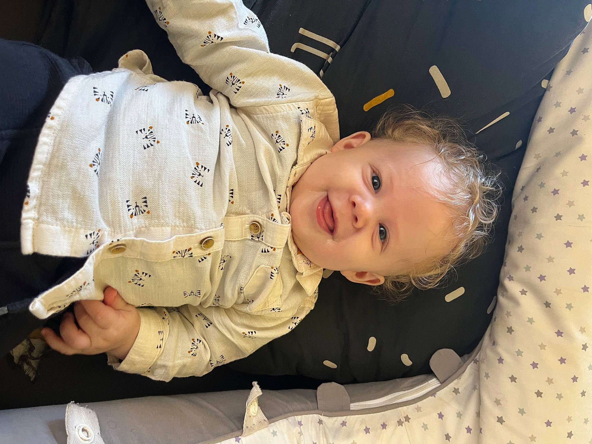 Ethan a rejoint le concours — aidez-le/la à gagner de superbes lots ! baby, baby_laughing, baby_products, baby_toddler_clothing, cheek, child, comfort, face, flash_photography, fun, happy, head, pattern, person, portrait_photography, product, sitting, sleeve, smile, toddler