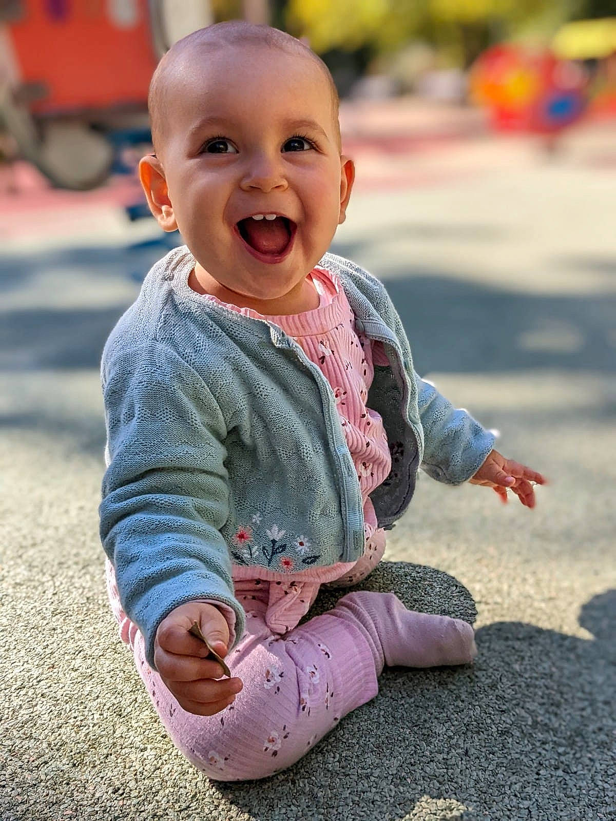 Louisa a rejoint le concours — aidez-le/la à gagner de superbes lots ! asphalt, baby, baby_toddler_clothing, cheek, child, city, foot, fun, grass, happy, human_leg, leisure, person, pink, recreation, road_surface, sitting, skin, sleeve, smile